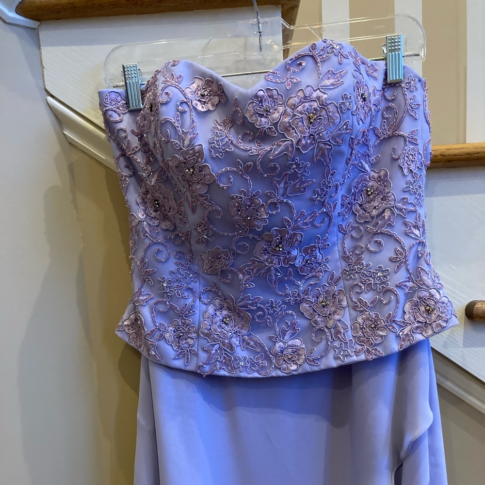 Stunning lilac beaded bodice strapless gown size 6 new with tag never worn .